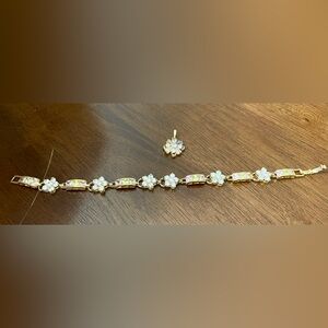Beuatiful bracelet and pendant set